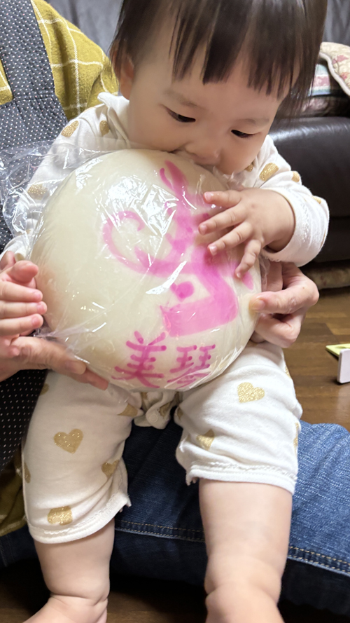 一升餅（誕生餅）でお誕生祝いされた　遠藤　美琴ちゃん　のカワイイお写真