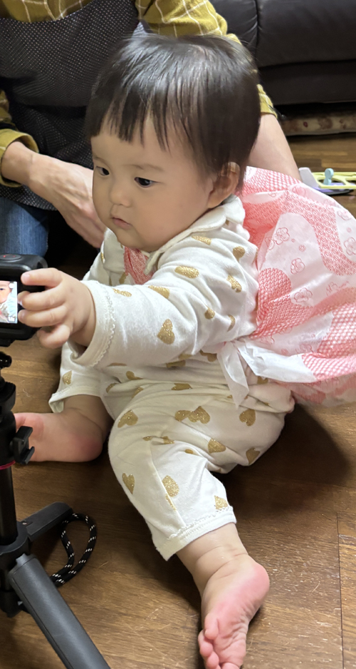 一升餅（誕生餅）でお誕生祝いされた　遠藤　美琴ちゃん　のカワイイお写真