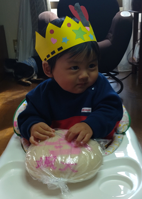 一升餅（誕生餅）でお誕生祝いされた　遠藤颯大ちゃん　のカワイイお写真