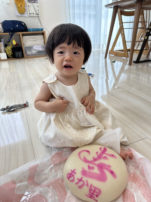 一升餅（誕生餅）でお誕生祝いされた　田中　とおるちゃん　のカワイイお写真