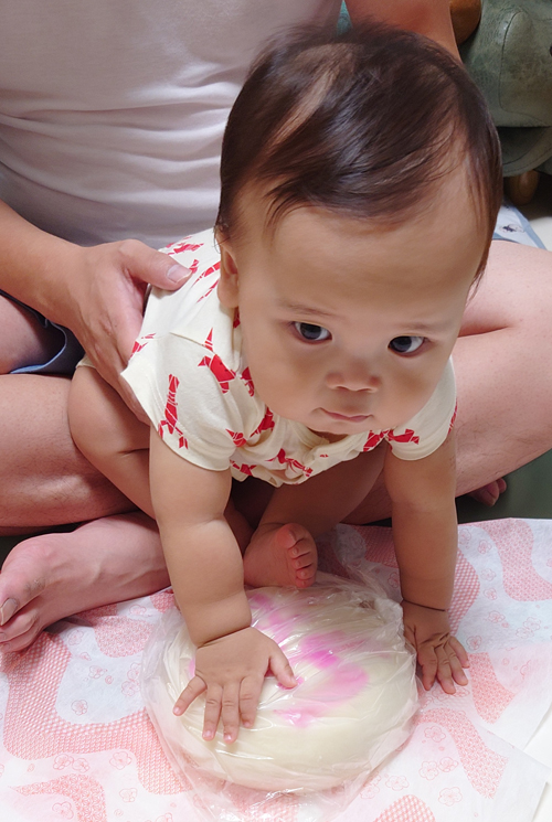 一升餅（誕生餅）でお誕生祝いされた　碧ちゃん　のカワイイお写真