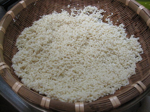 岩手県紫波町産「ヒメノモチ」特別栽培米を使用しています。