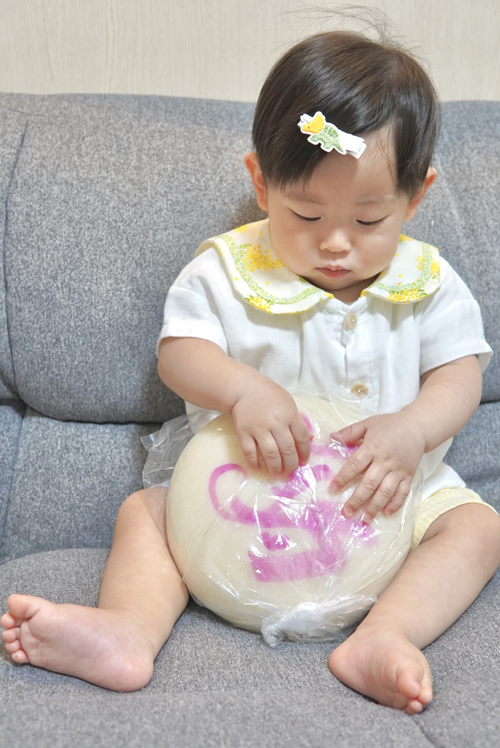 一升餅（誕生餅）でお誕生祝いされた　田中　とおるちゃん　のカワイイお写真